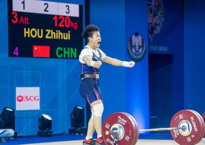 举重项目泰国选手打破记录夺得冠军