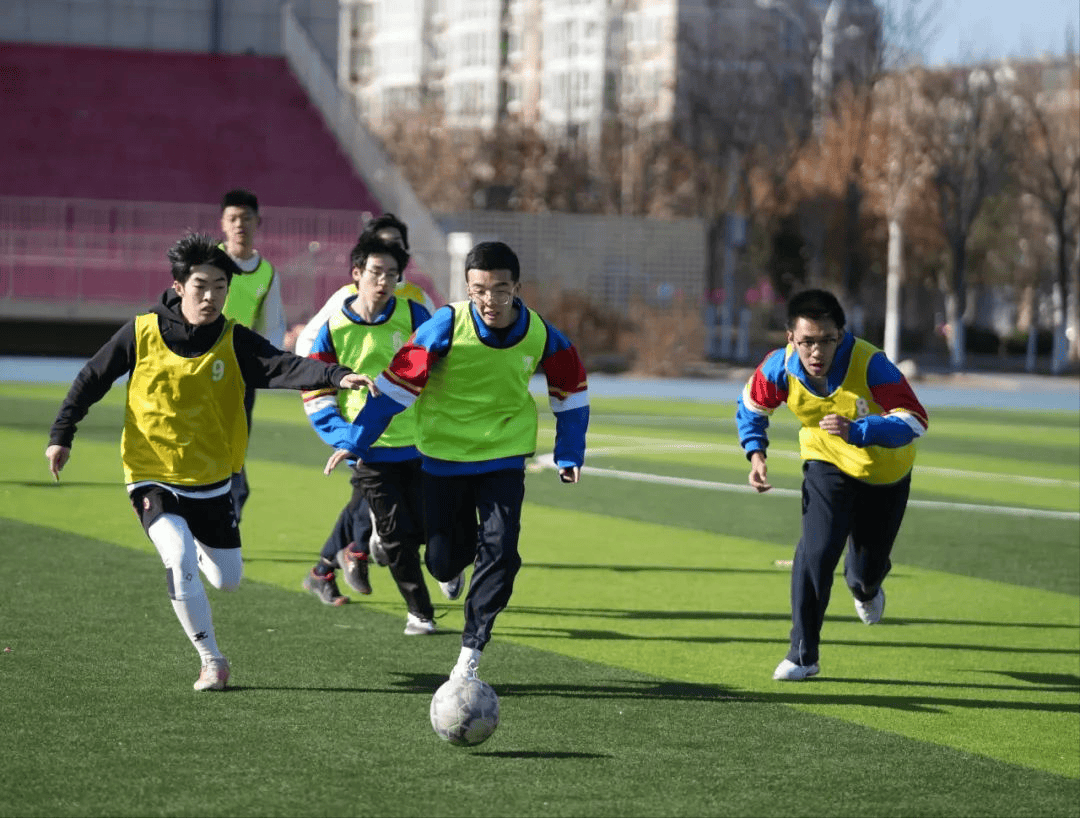 绿茵场上的紧张气氛渐渐升温 绿茵场上的紧张气氛渐渐升温